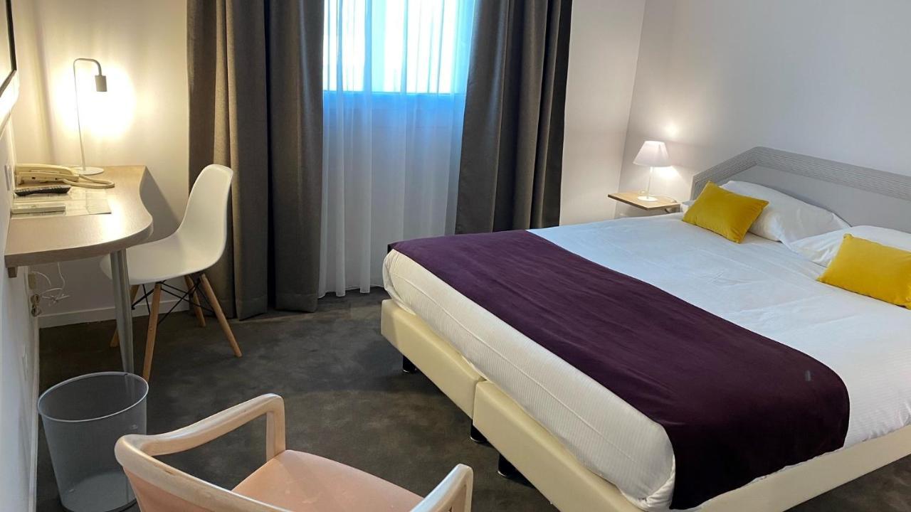 Le Manoir Hotel Orchies Eksteriør billede