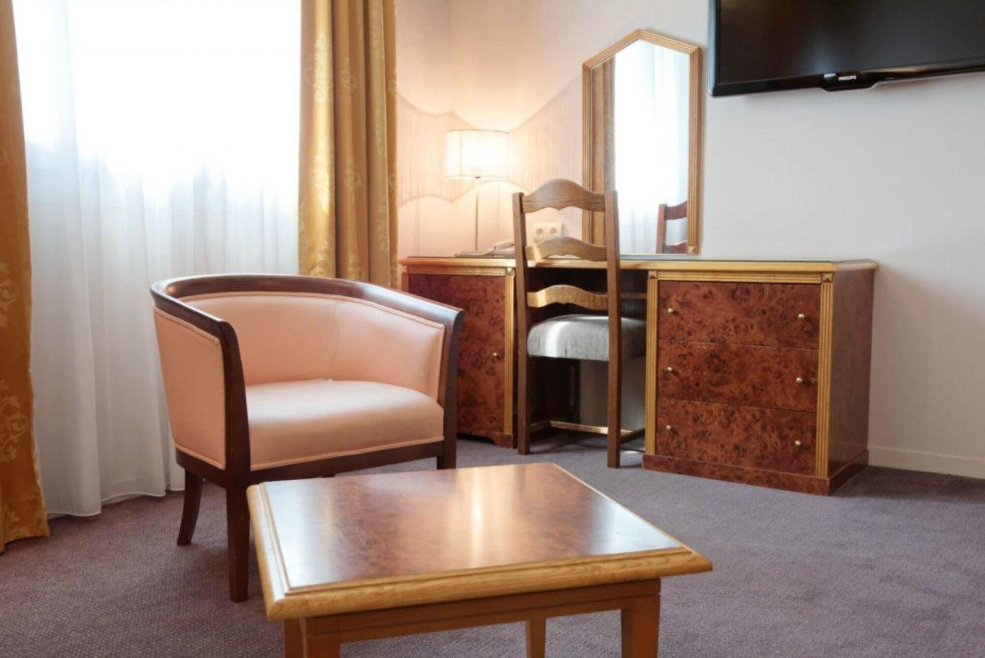 Le Manoir Hotel Orchies Eksteriør billede