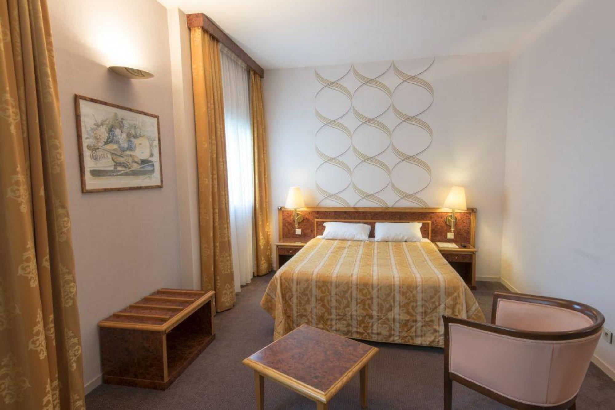 Le Manoir Hotel Orchies Eksteriør billede