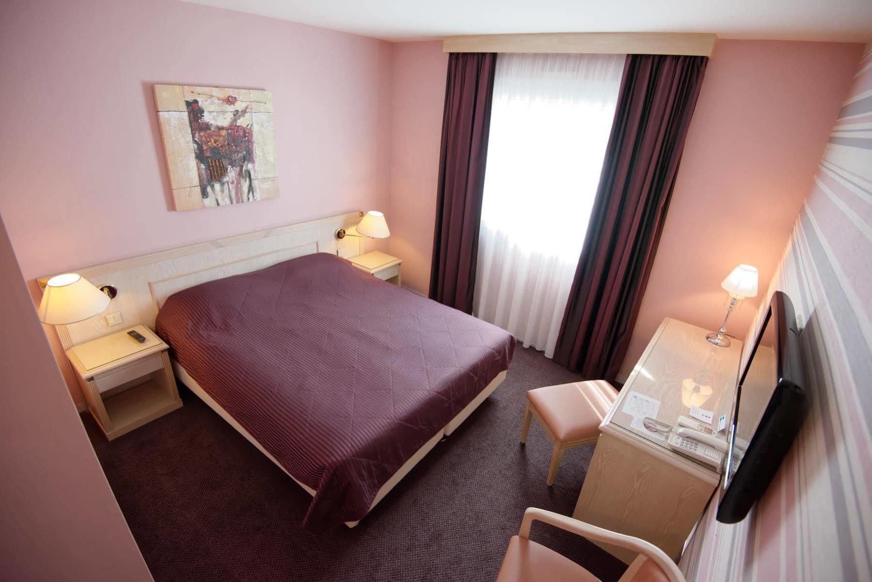 Le Manoir Hotel Orchies Eksteriør billede